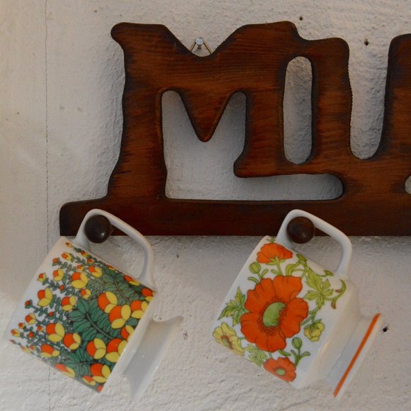 Vintage 1970s 1980s Woodcut Wooden Mug Display Hanger Wall Decor reading MUGS - Picture 2 of 3